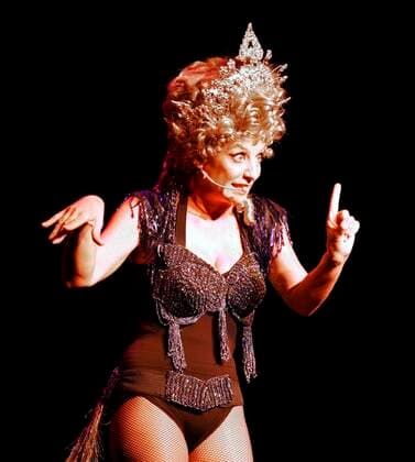 32 Comedy: Sissi Perlinger, Kabarettistin, im Berliner Kabarett Die Wühlmäuse, mit Ihrem Programm Singledämmerung , Komikerin, Singledaemmerung, Wuehlmaeuse, solo, Berlin Deutschland, Germany *** 32 Comedy Sissi Perlinger, cabaret artist, in the Berlin cabaret Die Wühlmäuse, with her programme Singledämmerung, comedian, Singledaemmerung, Wuehlmaeuse, solo, Berlin Germany, Germany Copyright: xPOP-EYE Scherfx 00081893_00081893