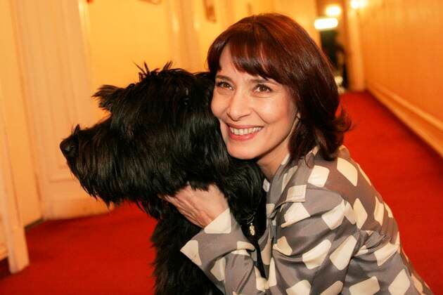32 Premiere: Ute Willing mit Hund Lucy bei der Premiere der Komödie SUGAR DADDYS im Berliner Theater am Kurfürstendamm Berlin Deutschland, Germany *** 32 Premiere Ute Willing with dog Lucy at the premiere of the comedy SUGAR DADDYS at the Berlin Theater am Kurfürstendamm Berlin Germany, Germany Copyright: xPOP-EYE Scherfx 00083628_00083628