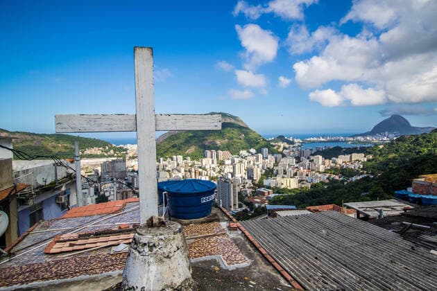 May 20, 2020: RIO DE JANEIRO, BRAZIL, May 20, 2020. HYGIENIZATION OF THE FAVELAS To try to make up for the total abandonment of the government, fight the contamination of the new coronairus, reduce the large amount of deaths, favela residents gather to clean the Santa Marta favela , Botafogo, south zone this Wednesday, - ZUMAl255 20200520_zip_l255_006 Copyright: xEllanxLustosax