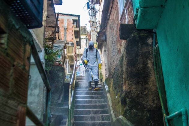 May 20, 2020: RIO DE JANEIRO, BRAZIL, May 20, 2020. HYGIENIZATION OF THE FAVELAS To try to make up for the total abandonment of the government, fight the contamination of the new coronairus, reduce the large amount of deaths, favela residents gather to clean the Santa Marta favela , Botafogo, south zone this Wednesday, - ZUMAl255 20200520_zip_l255_016 Copyright: xEllanxLustosax
