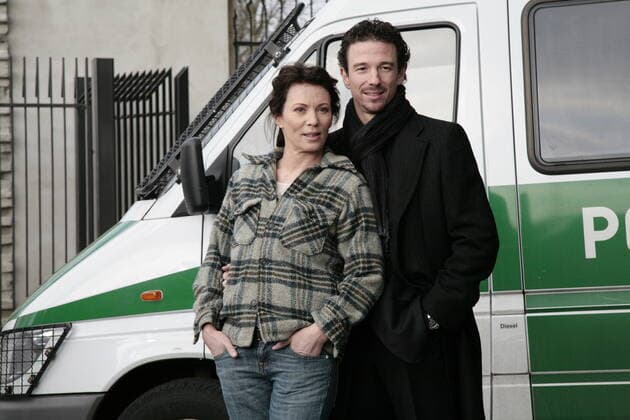 32 TV: Iris Berben und Sohn Oliver Berben, Schauspielerin und Produzent, bei einem Fototermin zum ZDF Thriller ROSA ROTH - DER TAG WIRD KOMMEN in der Berliner Polizeidirektion 3, Sendetermin voraussichtlich Ende 2006 Berlin Deutschland, Germany *** 32 TV Iris Berben and son Oliver Berben, actress and producer, at a photo shoot for the ZDF thriller ROSA ROTH DER TAG WIRD KOMMEN at the Berlin Police Headquarters 3, broadcast date expected end of 2006 Berlin Germany, Germany Copyright: xPOP-EYE Scherfx 00092784_00092784