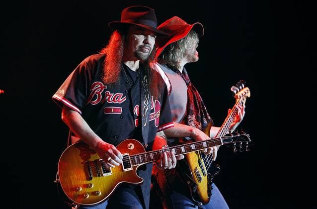 16 Konzert: Lynyrd Skynyrd, links Gitarrist und Ur-Mitglied Gary Rossington, Southern Rockband, USA, God and Guns Tour 2010, Auftritt am 26.02.2010 in der Berliner Max-Schmeling-Halle, Berlin Berlin Deutschland, Germany *** 16 concert Lynyrd Skynyrd, left guitarist and original member Gary Rossington, Southern Rockband, USA, God and Guns Tour 2010, performance on 26 02 2010 at the Max Schmeling Halle, Berlin Berlin Germany, Germany Copyright: xPOP-EYE Pengx 00214182_00214182