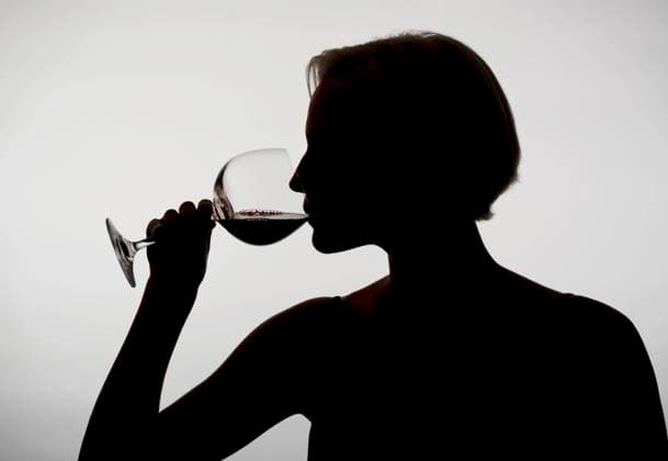 trinken,wein,anonyme alkoholiker,alkoholikerin *** drinking,wine,alcoholics anonymous,alcoholic mih-hdt,model released, Symbolfoto