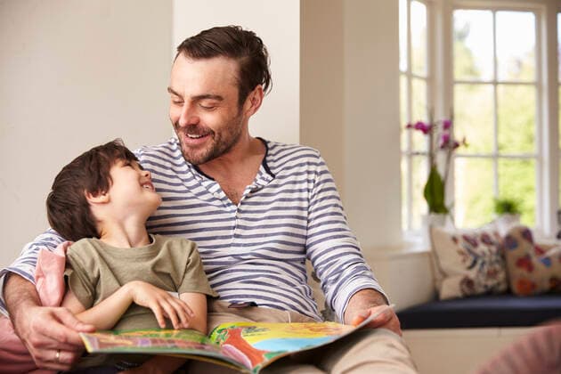 vater,sohn,bilderbuch *** father,son,picture book mmq-tff,model released, Symbolfoto
