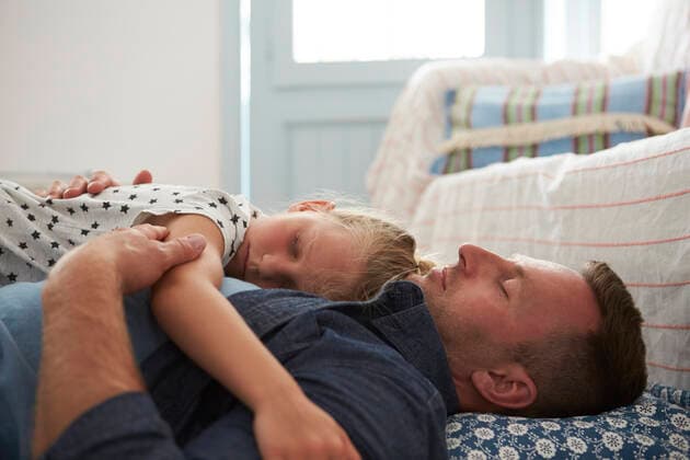 IMAGO Creative: Gesundheit, Burnout vater,schlafen,erschöpft,tochter *** father,sleeping,exhausted,daughter mmq-tp4,model released, Symbolfoto