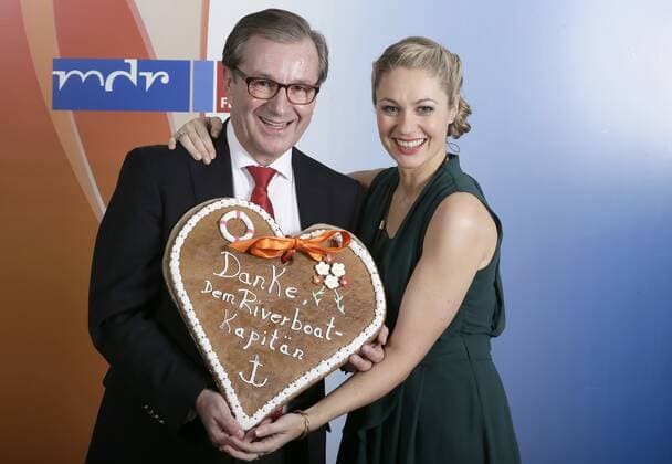 101 Jan Hofer und Ruth Moschner am 06.12.2012 in der media city leipzig. Am 21.12.2012 ist die Verabschiedung von Jan Hofer bei der MDR-Talkshow Riverboat . Seine Kollegin Ruth Moschner ist sehr traurig und schenkt ein Abschiedsherz. Die Aufzeichnung der am 21.12.2012 ausgestrahlten Sendung (MDR 22:00 Uhr) fand am 06.12.2012 statt, Moderatoren Leipzig Sachsen Deutschland, Germany *** 101 Jan Hofer and Ruth Moschner on 06 12 2012 in media city leipzig On 21 12 2012 Jan Hofers farewell on the MDR talk show Riverboat His colleague Ruth Moschner is very sad and gives a farewell heart The recording of the programme MDR broadcast on 21 12 2012 10 pm took place on 06 12 2012, hosts Leipzig Saxony Germany, Germany Copyright: xPOP-EYE Ralf_U_Heinrichx 00287916_00287916