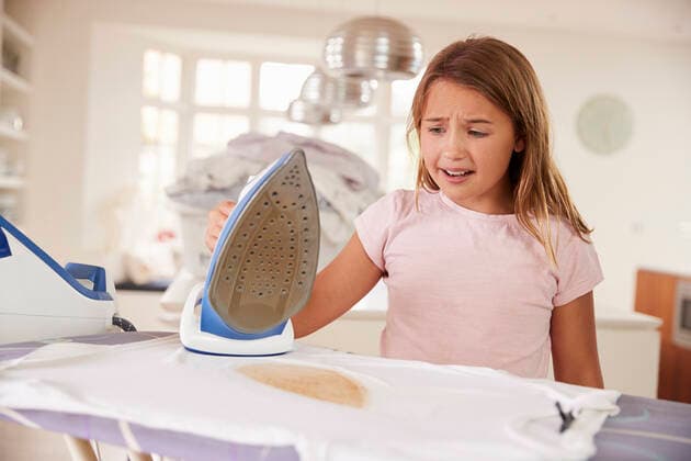 IMAGO Creative: Haushaltsgeräte, Bügeleisen mädchen,missgeschick,wäsche,verbrannt,bügeln,geschockt *** girl,misfortune,laundry,burnt,ironing,shocked mmq-v26,model released, Symbolfoto
