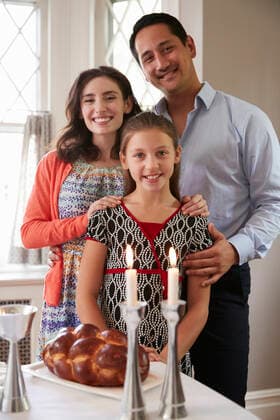 familie,verbundenheit,festlich,jüdisch,challa,sabbat *** family,bonding,festive,jewish,challa,sabbath mmq-vd3,model released, Symbolfoto