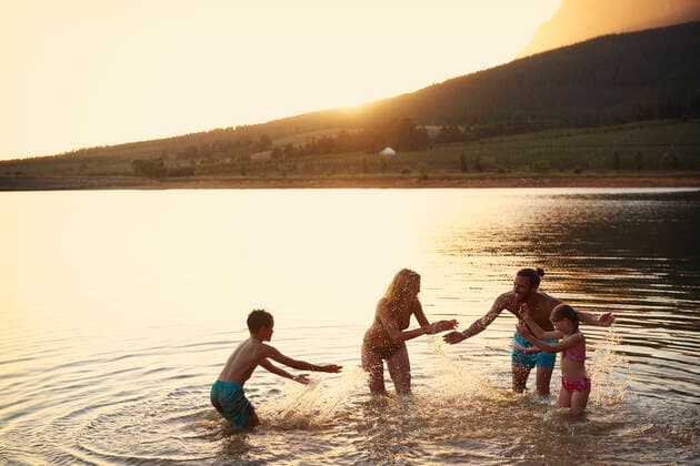 baden,abendsonne,familie,wasserschlacht *** bathing,evening sun,family,water fight mmq-vu2,model released, Symbolfoto