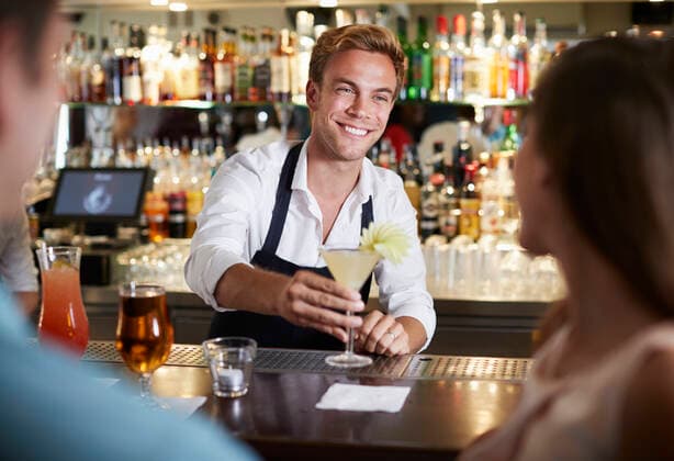cocktail,servieren,barkeeper *** cocktail,serve,bartender mmq-w7u,model released, Symbolfoto