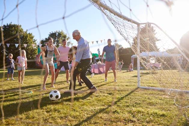 fußball,spielen,familienfeier *** soccer,playing,familiy celebration mmq-wgn,model released, Symbolfoto