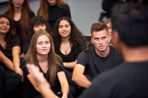 zuhören,lehrer,schauspielschule *** listening,teacher,drama school mmq-x1p,model released, Symbolfoto