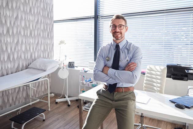 IMAGO Creative: Lokalhelden - Gesundheits- und Rettungskräfte arzt,porträt,arztpraxis *** doctor,portrait,medical center mmq-xp8,model released, Symbolfoto