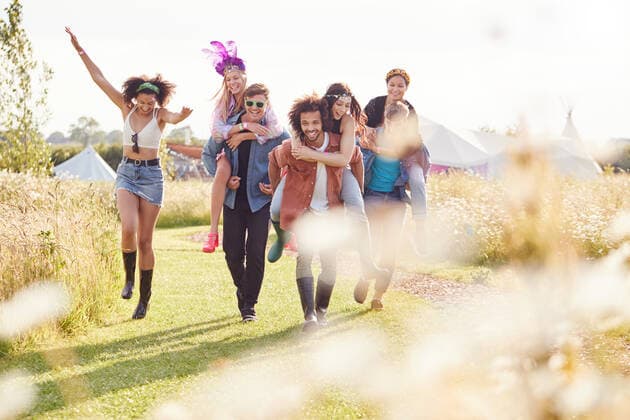sommer,freunde,musikfestival *** summer,friends,music festival mmq-y8h,model released, Symbolfoto