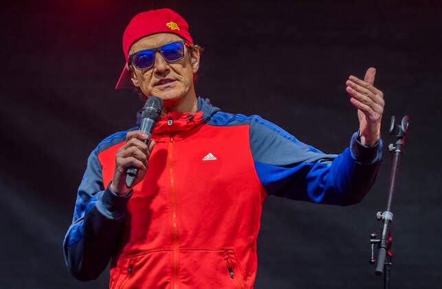 Bilder des Jahres 2020, Entertainment 05 Mai Entertainment Themen der Woche KW21 CARantäne - Lachen ist gesund! mit Matze Knop Unterhaltung: CARantäne - Lachen ist gesund! mit Matze Knop am 20.05.2020 im Autokino in Recklinghausen (Nordrhein-Westfalen). Matze Knop steht im Autokino in Recklinghausen auf der Bühne Recklinghausen Autokino Nordrhein-Westfalen Deutschland *** CARantäne Lachen ist gesund mit Matze Knop Unterhaltung CARantäne Lachen ist gesund mit Matze Knop am 20 05 2020 im Autokino in Recklinghausen Nordrhein Westfalen Matze Knop stands in the drive-in cinema in Recklinghausen on the stage Recklinghausen drive-in cinema Nordrhein Westfalen Germany Copyright: xMarcoxSteinbrenner Kirchner-Mediax