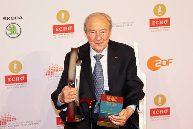127 Menahem Pressler, ECHO Klassik Preisverleihung, Konzerthaus Berlin, 18.10.2015, Gewinner mit Preis, Berlin Deutschland, Germany *** 127 Menahem Pressler, ECHO Klassik Award Ceremony, Konzerthaus Berlin, 18 10 2015, winner with prize, Berlin Germany, Germany Copyright: xPOP-EYE RenexduxVinagex 10029723_K09A1276