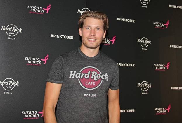 129 Raul Richter besucht das Hard Rock Café in Berlin zugunsten der Pinktober-Kampagne für den Kampf gegen Brustkrebs am 21.10.2015. Berlin BE Deutschland, Germany *** 129 Raul Richter visits the Hard Rock Café in Berlin for the Pinktober campaign for the fight against breast cancer on 21 10 2015 Berlin BE Germany, Germany Copyright: xPOP-EYE PressxPicturexPlusx 10029932_Pinktober_7