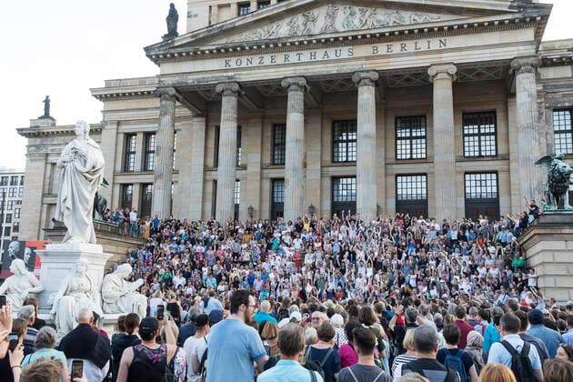 19 Fete de la Musique, Singalong and Flashmob, hundreds of participants sing the Ode to Joy live in front of the Konzerthaus on Berlins Gendarmenmarkt on 21 06 19, classical music, Europe Flashmob, EU, European anthem, crowd, Schiller, Schauspielhaus, summer solstice, evening, sunset, longest day, shortest night, music Berlin Germany, Germany Copyright: xPOP-EYEx xBenxKriemannx 10114238_FeteDeLaMusique_1765
