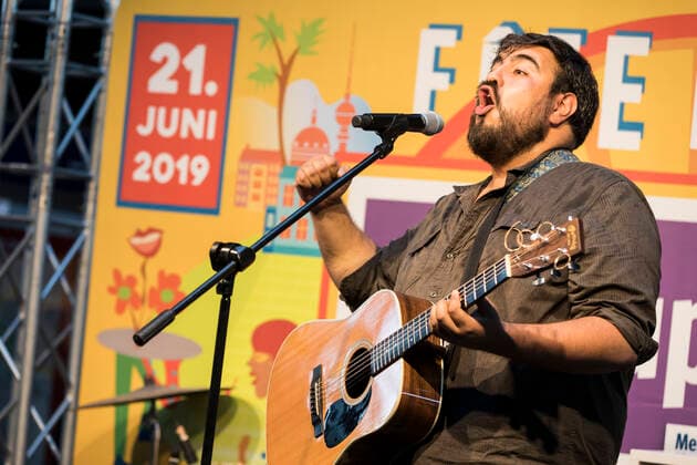 19 Fete de la Musique, Georg on songs plays a concert in Berlin main station on 21 06 19, Pop, Poprock, Deutschpop, Deutschrock, Liedermacher, Bahnhof, Berlin Hbf, Deutsche Bahn, DB, Sommersonnenwende, Abend, Musik Berlin Deutschland, Germany Copyright: xPOP-EYEx xBenxKriemannx 10114375_GeorgAufLieder_1320