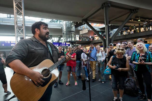 19 Fete de la Musique, Georg on songs plays a concert in Berlin main station on 21 06 19, Pop, Poprock, Deutschpop, Deutschrock, Liedermacher, Bahnhof, Berlin Hbf, Deutsche Bahn, DB, Sommersonnenwende, Abend, Musik Berlin Deutschland, Germany Copyright: xPOP-EYEx xBenxKriemannx 10114386_GeorgAufLieder_1704