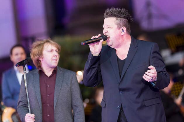 19 Die Prinzen, singer Sebastian Krumbiegel live with symphony orchestra in front of the Konzerthaus on Berlins Gendarmenmarkt on 08 07 19, Classic Open Air, ClassicOpenAir, Openair, COA, Pop, Deutschpop, Schauspielhaus, Musik Berlin Germany, Germany Copyright: xPOP-EYEx xBenxKriemannx 10115195_DiePrinzen_4445