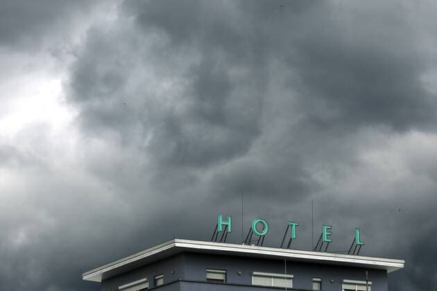 19 05 2020, Berlin Germany Symbol photo Gloomy prospects for the hotel industry in times of the Corona crisis, dark clouds are gathering over a hotel