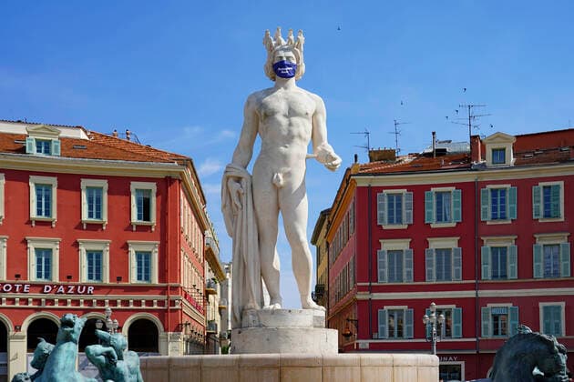 Deconfinement - La statue d Apollon de la Place Massena a revetue un masque NEWS : Covid 19 Coronavirus en France - Nice - 22 05 2020 NorbertScanella PanoramiC 
