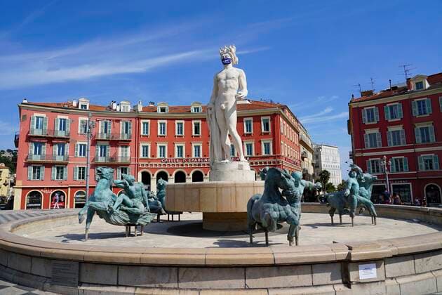 Deconfinement - La statue d Apollon de la Place Massena a revetue un masque NEWS : Covid 19 Coronavirus en France - Nice - 22 05 2020 NorbertScanella PanoramiC 