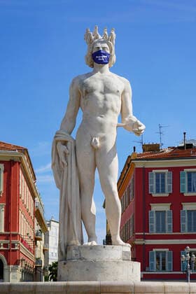 Deconfinement - La statue d Apollon de la Place Massena a revetue un masque NEWS : Covid 19 Coronavirus en France - Nice - 22 05 2020 NorbertScanella PanoramiC 