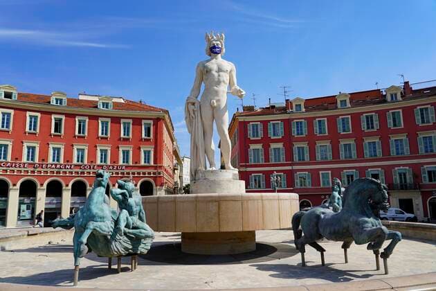 News Bilder des Tages Deconfinement - La statue d Apollon de la Place Massena a revetue un masque NEWS : Covid 19 Coronavirus en France - Nice - 22 05 2020 NorbertScanella PanoramiC 