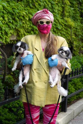 Bilder des Jahres 2020, Entertainment 05 Mai Entertainment Themen der Woche KW21 May 22, 2020, New York, New York, USA: NYC during Covid,.ELIZABETH SOBIESKI poses in her latest outfit for Ã¢â‚¬oeThe Masked HatterÃ¢â‚¬Â Instagram project, .Upper West Side, NYC.May 22, 2020.Photos by New York USA - ZUMAms4_ 20200522_zaf_ms4_002 Copyright: xSoniaxMoskowitzxGordonx