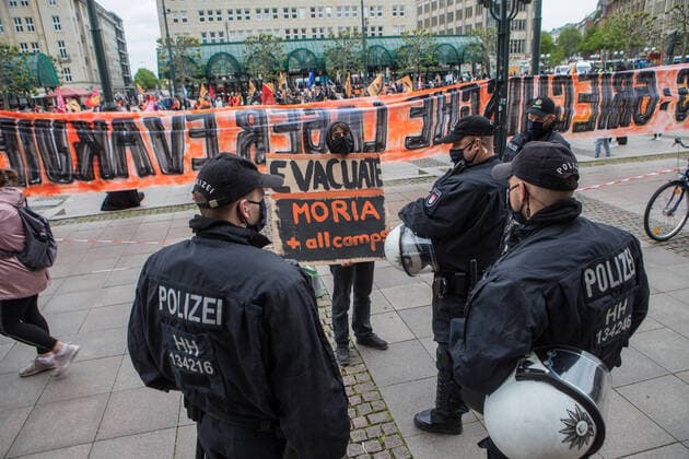 Bilder des Jahres 2020, News 05 Mai News Themen der Woche KW21 News Bilder des Tages Demo LeaveNoOneBehind Evacuate now! startet auf dem Hamburger Rathausplatz - Mehrere Demos sorgen für größeren Polizeieinsatz 23.05.20 - Hamburg: Mehrere Veranstaltungen fanden am Samstag den 23.05.2020 statt. Gegen 11Uhr startete die Veranstaltung LeaveNoOneBehind Evacuate now! auf dem Hamburger Rathausplatz. Eine weibliche Person, die außerhalb der markierten Fläche ein Plakat hochhielt, wurde von der Polizei zur Identitätsfeststellung abgeführt. Sie weigerte sich, ihren Ausweis zu zeigen. Hamburg Hamburg-Altstadt Hamburg Deutschland *** Demo LeaveNoOneBehind Evacuate now starts on the Hamburg Rathausplatz Several demos make for major police action 23 05 20 Hamburg Several events took place on Saturday 23 05 2020 At around 11 Copyright: xSebastianxPetersx