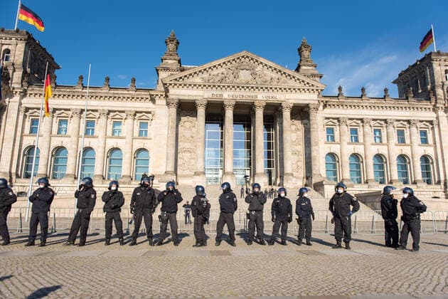 Berlin, Protest in front of the Bundestag Germany, Berlin 06 05 2020 The picture shows police officers in front of the Reichstag building Berlin Berlin Germany
