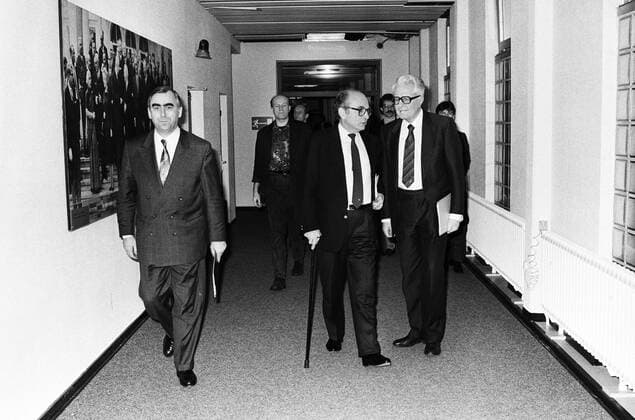 Deutschland, Bonn, 28.01.1990. Archiv-Nr.: 12-56-04 Elephantenrunde im ZDF-Studio zur Landtagswahl im Saarland Foto: CSU-Vorsitzender Theo Waigel, Ralf Fuecks, Sprecher des Bundesvorstandes der Gruenen, FDP-Vorsitzender Otto Graf Lambsdorff und SPD-Vorsitzender Hans-Jochen Vogel Elephantenrunde im ZDF-Studio zur Landtagswahl im Saarland *** Germany, Bonn, 28 01 1990 Archive No 12 56 04 Elephant Round in the ZDF Studio for the State Election in Saarland Photo CSU Chairman Theo Waigel, Ralf Fuecks, Speaker of the Federal Executive Committee of the Greens, FDP Chairman Otto Graf Lambsdorff and SPD Chairman Hans Jochen Vogel Elephant Round in the ZDF Studio for the State Election in Saarland