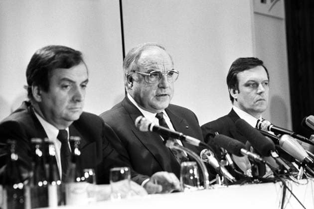 Deutschland, Bonn, 29.01.1990. Archiv-Nr.: 12-61-07 Pressekonferenz CDU-Bundesvorstand Foto: CDU-Vorsitzender Helmut Kohl, Volker Ruehe und Klaus Toepfer Pressekonferenz CDU-Bundesvorstand *** Germany, Bonn, 29 01 1990 Archiv Nr 12 61 07 Press conference CDU Federal Executive Committee Photo CDU Chairman Helmut Kohl, Volker Ruehe and Klaus Toepfer Press conference CDU Federal Executive Committee
