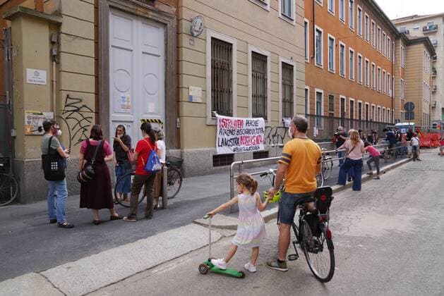 Milan, Coronavirus, Phase 2 Banner in protest in front of the primary school in Via Jacopo Dal Verme (Duilio Piaggesi Fotogramma, Milan - 2020-05-23) p.s. la foto e utilizzabile nel rispetto del contesto in cui e stata scattata, e senza intento diffamatorio del decoro delle persone rappresentate  Copyright: xDuilioxPiaggesix xFOTOGRAMMAx