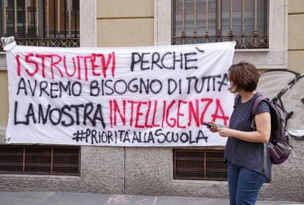 Milan, Coronavirus, Phase 2 Banner in protest in front of the primary school in Via Jacopo Dal Verme (Duilio Piaggesi Fotogramma, Milan - 2020-05-23) p.s. la foto e utilizzabile nel rispetto del contesto in cui e stata scattata, e senza intento diffamatorio del decoro delle persone rappresentate  Copyright: xDuilioxPiaggesix xFOTOGRAMMAx