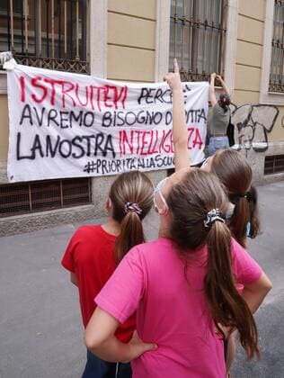 Milan, Coronavirus, Phase 2 Banner in protest in front of the primary school in Via Jacopo Dal Verme (Duilio Piaggesi Fotogramma, Milan - 2020-05-23) p.s. la foto e utilizzabile nel rispetto del contesto in cui e stata scattata, e senza intento diffamatorio del decoro delle persone rappresentate  Copyright: xDuilioxPiaggesix xFOTOGRAMMAx