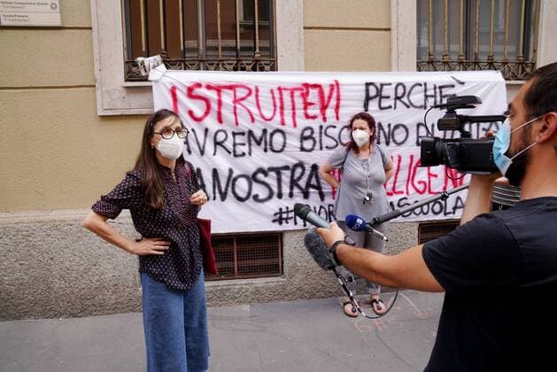 Milan, Coronavirus, Phase 2 Banner in protest in front of the primary school in Via Jacopo Dal Verme (Duilio Piaggesi Fotogramma, Milan - 2020-05-23) p.s. la foto e utilizzabile nel rispetto del contesto in cui e stata scattata, e senza intento diffamatorio del decoro delle persone rappresentate  Copyright: xDuilioxPiaggesix xFOTOGRAMMAx