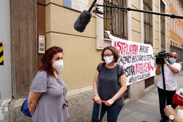 Milan, Coronavirus, Phase 2 Banner in front of the primary school in Via Jacopo Dal Verme, in the photo the representative Beatrice D Alfonso (Duilio Piaggesi Fotogramma, Milan - 2020-05-23) p.s. la foto e utilizzabile nel rispetto del contesto in cui e stata scattata, e senza intento diffamatorio del decoro delle persone rappresentate  Copyright: xDuilioxPiaggesix xFOTOGRAMMAx
