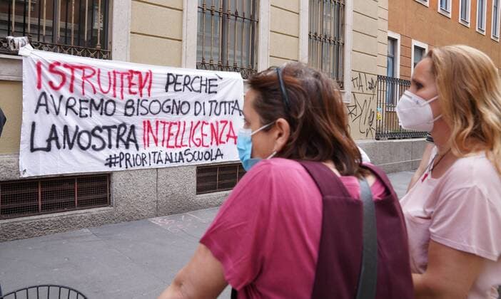 Milan, Coronavirus, Phase 2 Banner in protest in front of the primary school in Via Jacopo Dal Verme (Duilio Piaggesi Fotogramma, Milan - 2020-05-23) p.s. la foto e utilizzabile nel rispetto del contesto in cui e stata scattata, e senza intento diffamatorio del decoro delle persone rappresentate  Copyright: xDuilioxPiaggesix xFOTOGRAMMAx