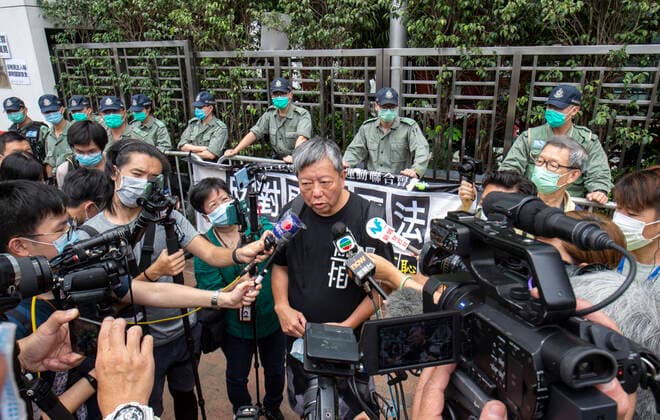 Bilder des Jahres 2020, News 05 Mai News Themen der Woche KW21 News Bilder des Tages May 24, 2020, Hong Kong, Hong Kong, China: With this years June 4th event banned, people participate in a 10km run to commemorate the 31st anniversary of the 1989 Democratic Movement in China that ended with the Tiananmen Square incident. The run takes in sites of importance to the fight for democracy in Hong Kong.LEE CHEUK-YAN (c), former legislator and one of the arrested Ã¢â‚¬oeDemocracy 15Ã¢â‚¬Â,speaks outside the Liaison Office of the Central PeopleÃ¢â‚¬â ¢s Government in Hong Kong SAR, Sai Yin Pun. The police make their presence felt. Hong Kong China - ZUMAr144 20200524_zap_r144_011 Copyright: xJaynexRussellx