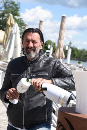 Ugo Crocamo Innkeeper HÕugos Beach Bar at the Undosa Restaurant Starnberg 24 05 20 at the Starnbergersee Starnberg