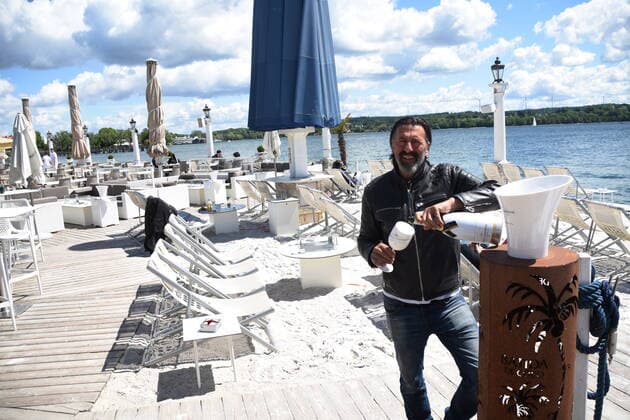 Ugo Crocamo Innkeeper HÕugos Beach Bar at the Undosa Restaurant Starnberg 24 05 20 at the Starnbergersee Starnberg