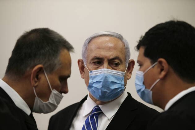 Bilder des Jahres 2020, News 05 Mai News Themen der Woche KW21 News Bilder des Tages Israeli Prime Minister Benjamin Netanyahu, wearing a face mask, looks at his lawyer while standing inside the court room as his corruption trial opens at the Jerusalem District Court on Sunday, May 24, 2020. Netanyahu attacked the Israeli justice system as he became the first sitting prime minister to go on trial. Pool  JERZ2020052402 RONENxZVULUN
