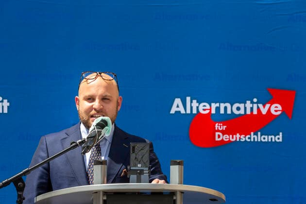 Deutschland, Baden-Württemberg, Stuttgart, 24.05.2020: Markus Frohnmaier (MdB). AfD demonstriert in Stuttgart gegen die Corona-Auflagen. Die Demonstration war zunächst von der Stadt verboten und erst vom Verwaltungsgerichtshof unter strengen Auflagen genehmigt worden. Zugelassen waren 100 Teilnehmer. Ein starkes Polizeiaufgebot verhinderte ein Zusammentreffen mit Demonstranten aus dem linken Spektrum. *** Germany, Baden Württemberg, Stuttgart, 24 05 2020 Markus Frohnmaier MdB AfD demonstrates in Stuttgart against the Corona conditions The demonstration was initially prohibited by the city and only approved by the Administrative Court under strict conditions 100 participants were admitted A strong police contingent prevented a meeting w