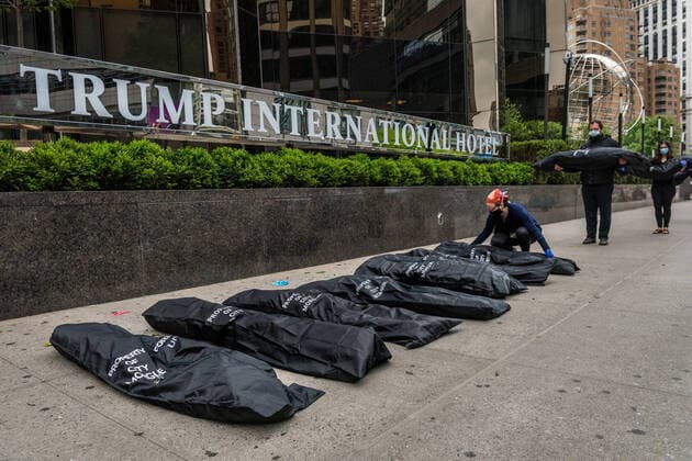 Bilder des Jahres 2020, News 05 Mai News Themen der Woche KW21 News Bilder des Tages NYC: Activists place body bags outside Trump Hotel Activists from Rise and Resist and Indivisible Brooklyn place body bags outside Trump International Hotel and Tower in New York City, symbolizing the number of Americans who so far have died due to complications of the COVID-19 virus on May 24, 2020. New York New York United States Copyright: GabrielexHoltermann