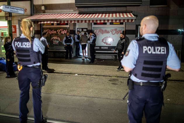 22.05.2020 , Essen , Am späten Freitagabend stürmen etwa 70 Männer ein türkisches Cafe auf der Mülheimer Straße in Frohnhausen , Polizei im Großeinsatz. *** 22 05 2020 , Essen , Late Friday evening about 70 men storm a Turkish cafe on Mülheimer Straße in Frohnhausen , Police in large-scale operation