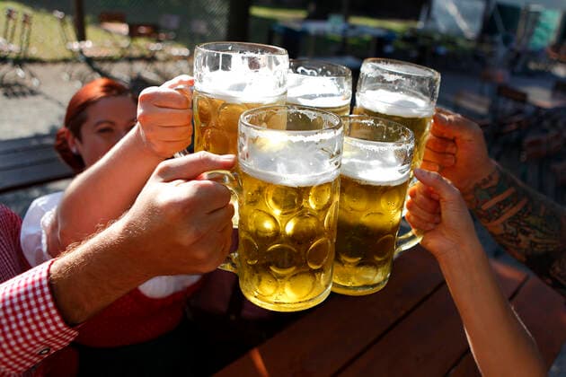bier,biergarten,anstoßen *** beer,beer garden,toast pgg-gk2,model released, Symbolfoto