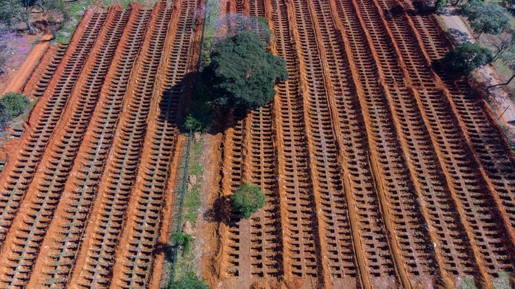 Bilder des Jahres 2020, News 05 Mai News Themen der Woche KW22 News Bilder des Tages May 25, 2020, Sao Paulo, Sao Paulo, Brazil: Hundreds of new graves were dug in the Vila Formosa cemetery, in Sao Paulo. The cemetery is the largest in Latin America and has been doing about 70 burials a day, due to the coronavirus pandemic. .In Brazil, more than 300 thousand people were infected with Covid-19 and more than 16 thousand died. Sao Paulo Brazil - ZUMAl146 20200525_zaf_l146_001 Copyright: xPauloxLopesx